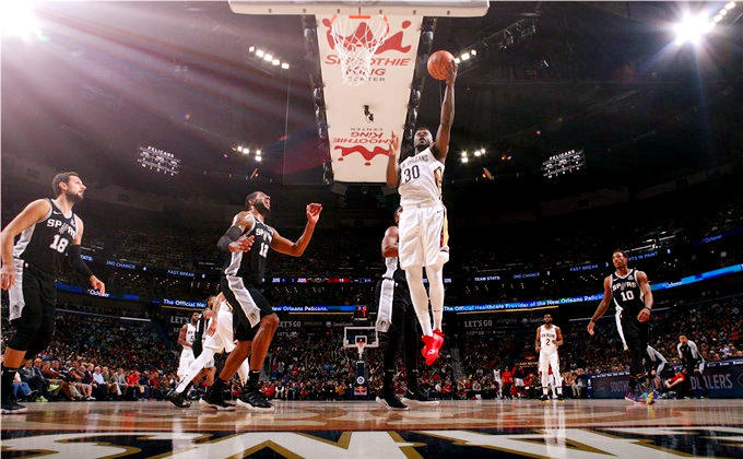  萨博尼斯三双国王主场大胜马刺队